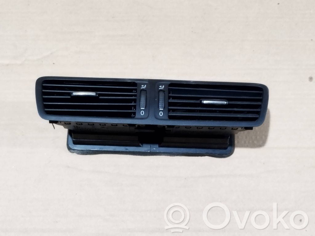 Volkswagen PASSAT B6 Dysze / Kratki środkowego nawiewu deski rozdzielczej 