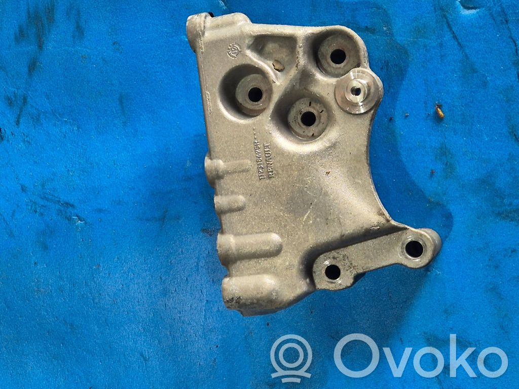 Dacia Duster Engine mounting bracket 