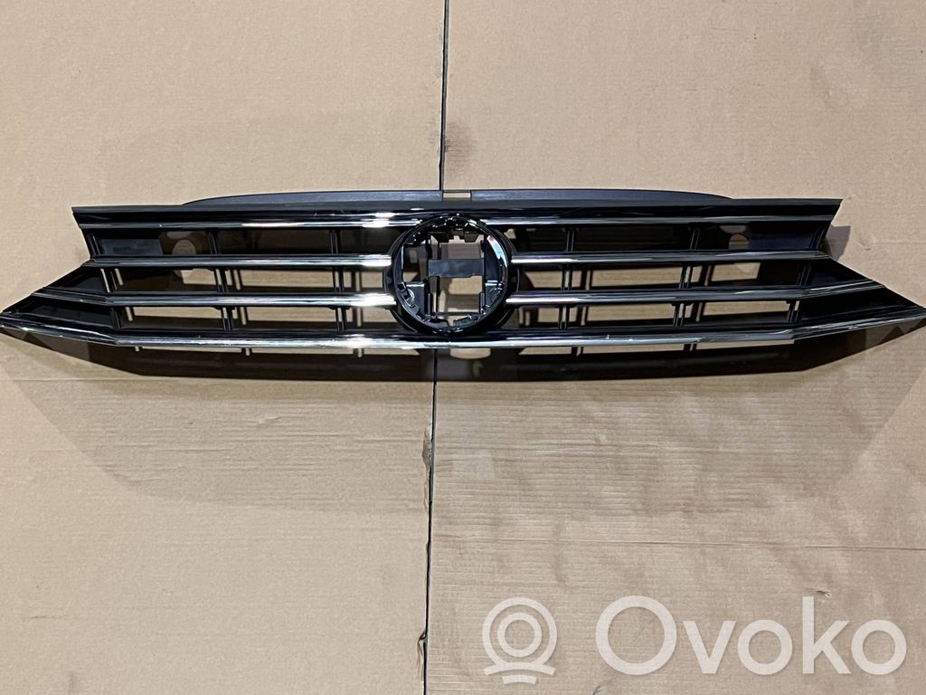 Volkswagen PASSAT B8 Etupuskurin ylempi jäähdytinsäleikkö 