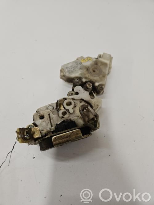 Nissan Terrano Priekšpusē slēdzene 