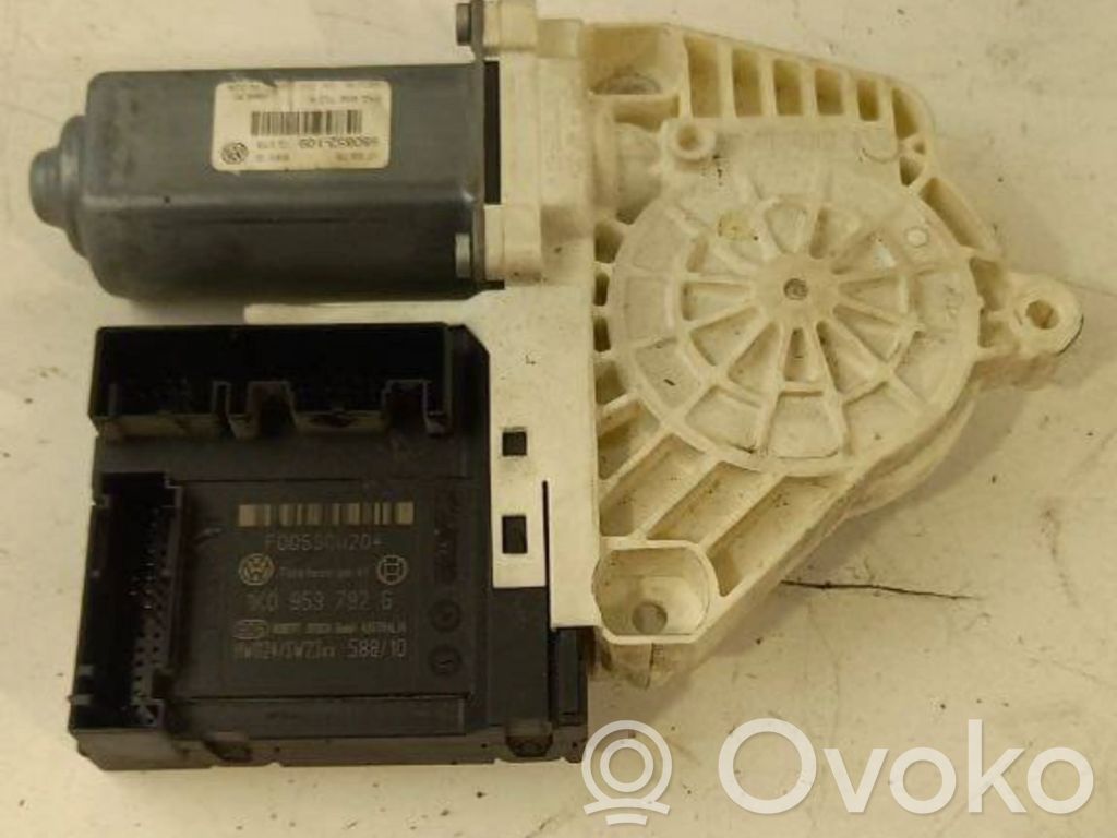 Volkswagen PASSAT B6 Silnik regulatora szyby drzwi przednich 