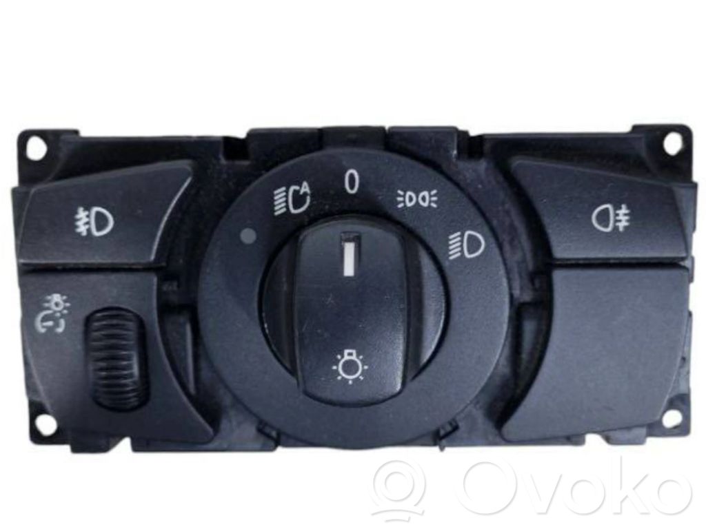 Light switch   6953735