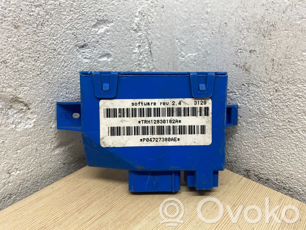 Unidad de control/módulo del maletero/compartimiento de carga   P04727380AE,TRH12830182A