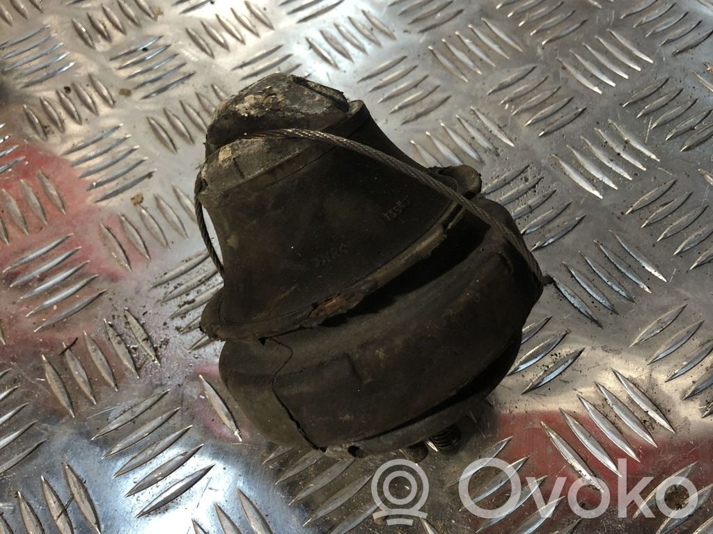 Volvo XC70 Engine mount bracket 