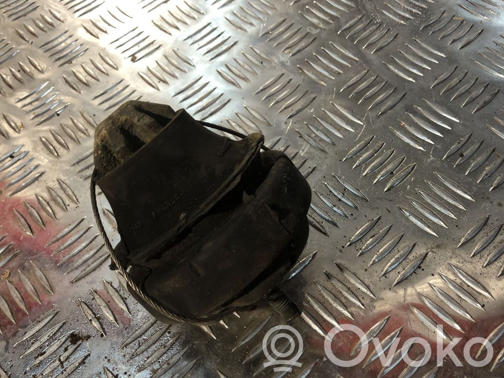 Volvo XC70 Engine mount bracket 