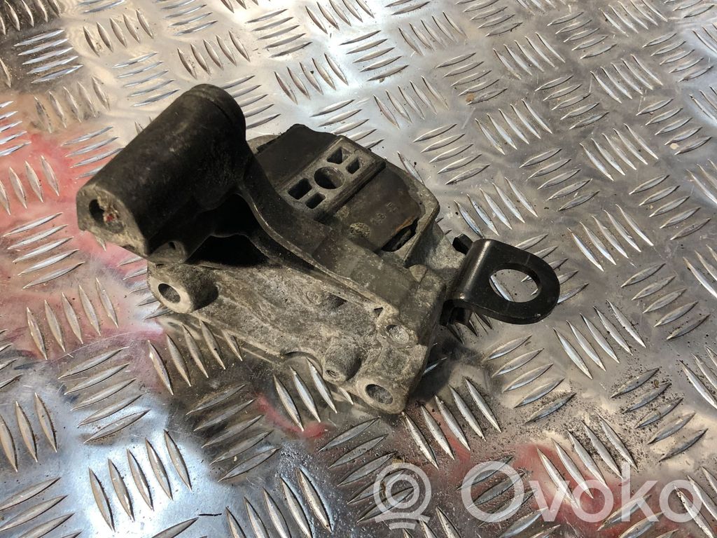 Volvo XC90 Engine mount bracket 