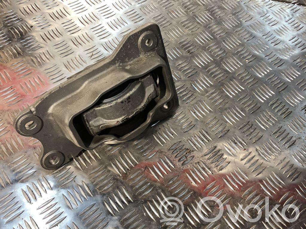 Volvo XC90 Engine mount bracket 
