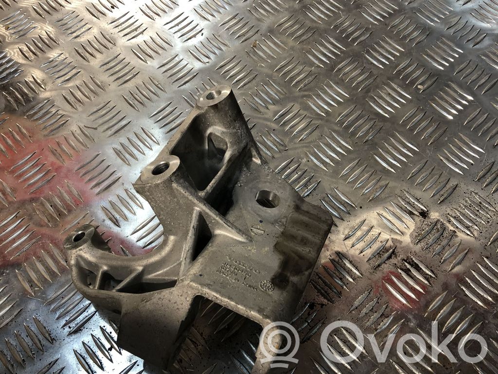 Volvo XC90 Engine mounting bracket 