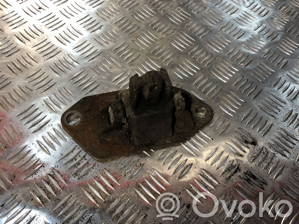 Volvo V70 Engine mount bracket 