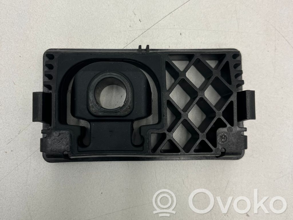 Volvo XC60 Radiator mount bracket 