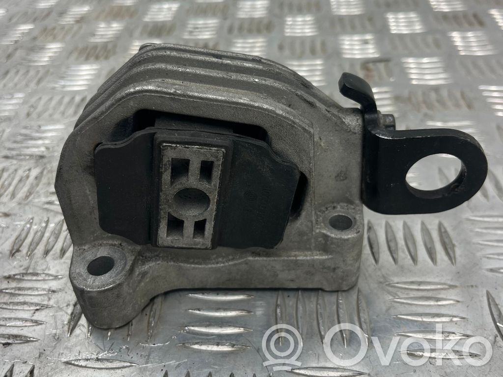 Volvo V70 Engine mount bracket 