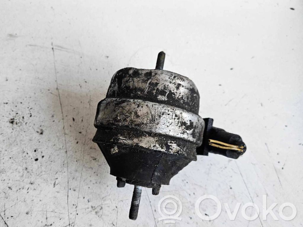 Volkswagen PASSAT B5 Engine mount bracket 