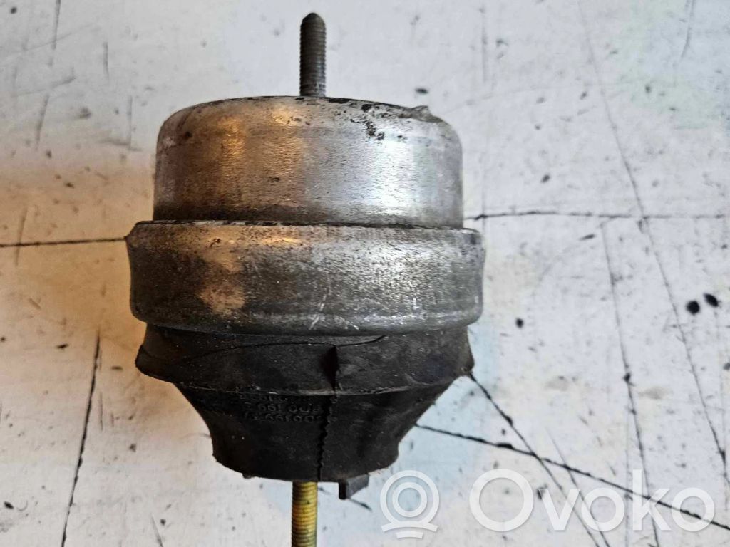 Volkswagen PASSAT B5.5 Engine mount bracket 