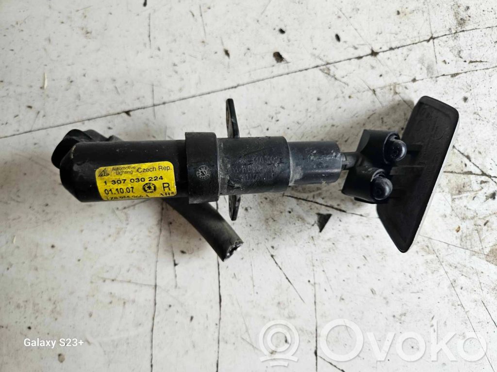 Skoda Octavia Mk2 (1Z) Headlight washer spray nozzle 