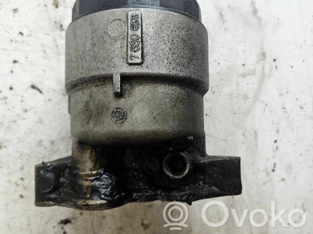 BMW 1 E81 E87 Öljynsuodattimen kannake 