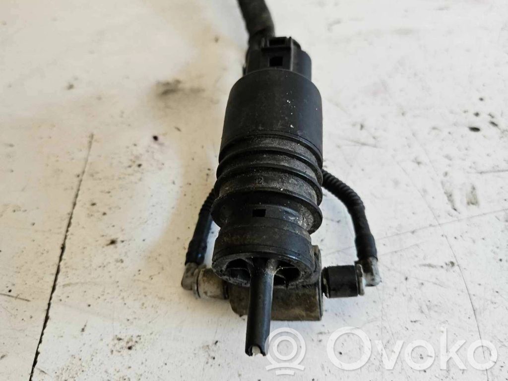 Volkswagen Golf IV Windscreen/windshield washer pump 