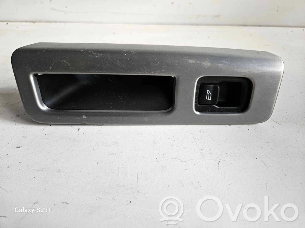 Electric window control switch   8679681
