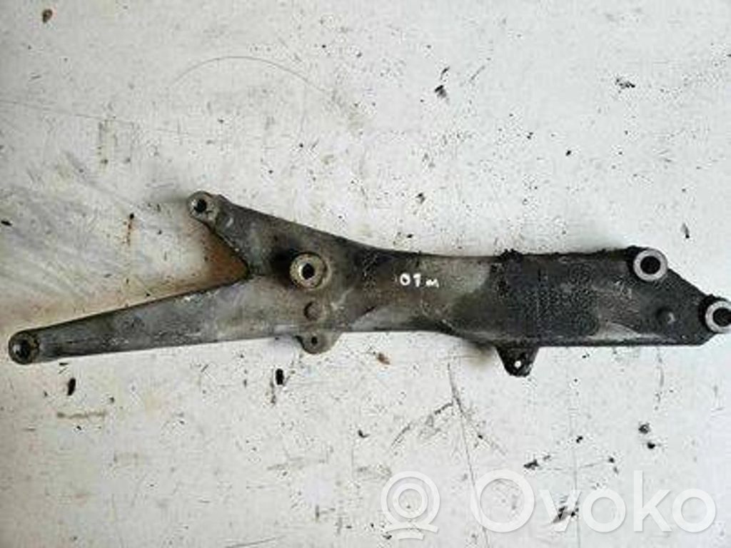 Volvo XC90 Engine mounting bracket 