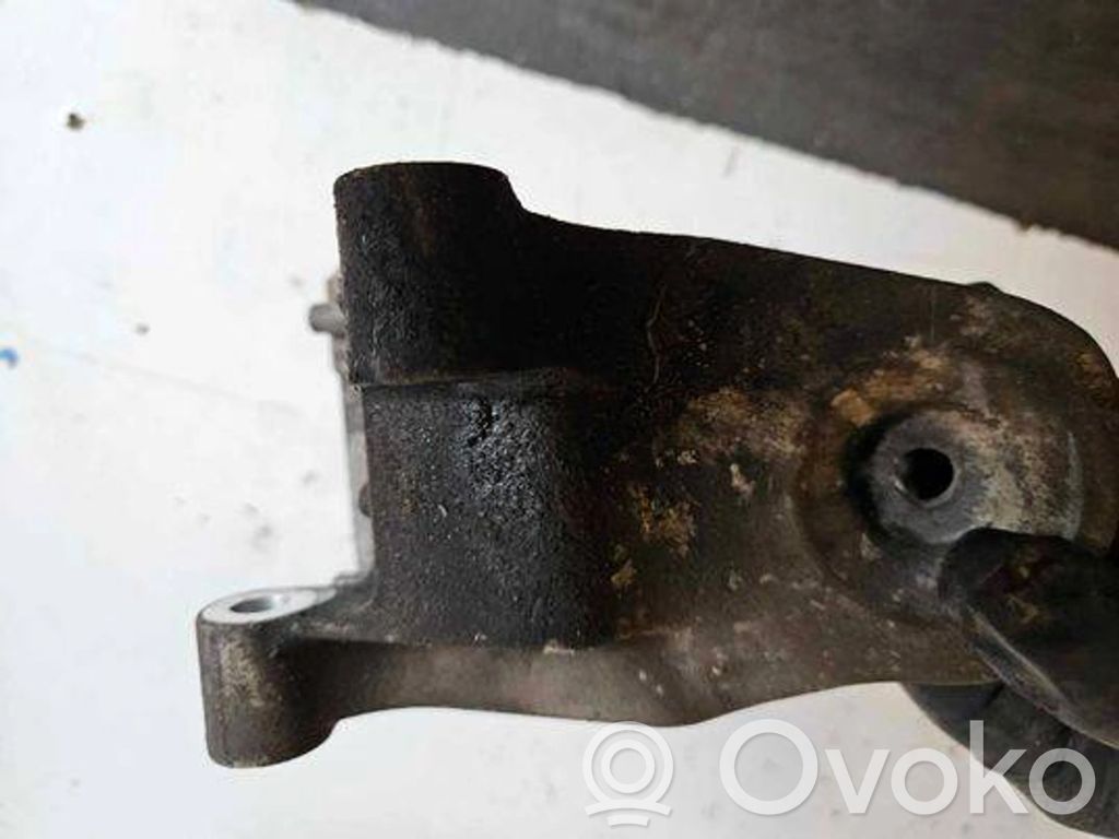 Volvo XC90 Engine mounting bracket 