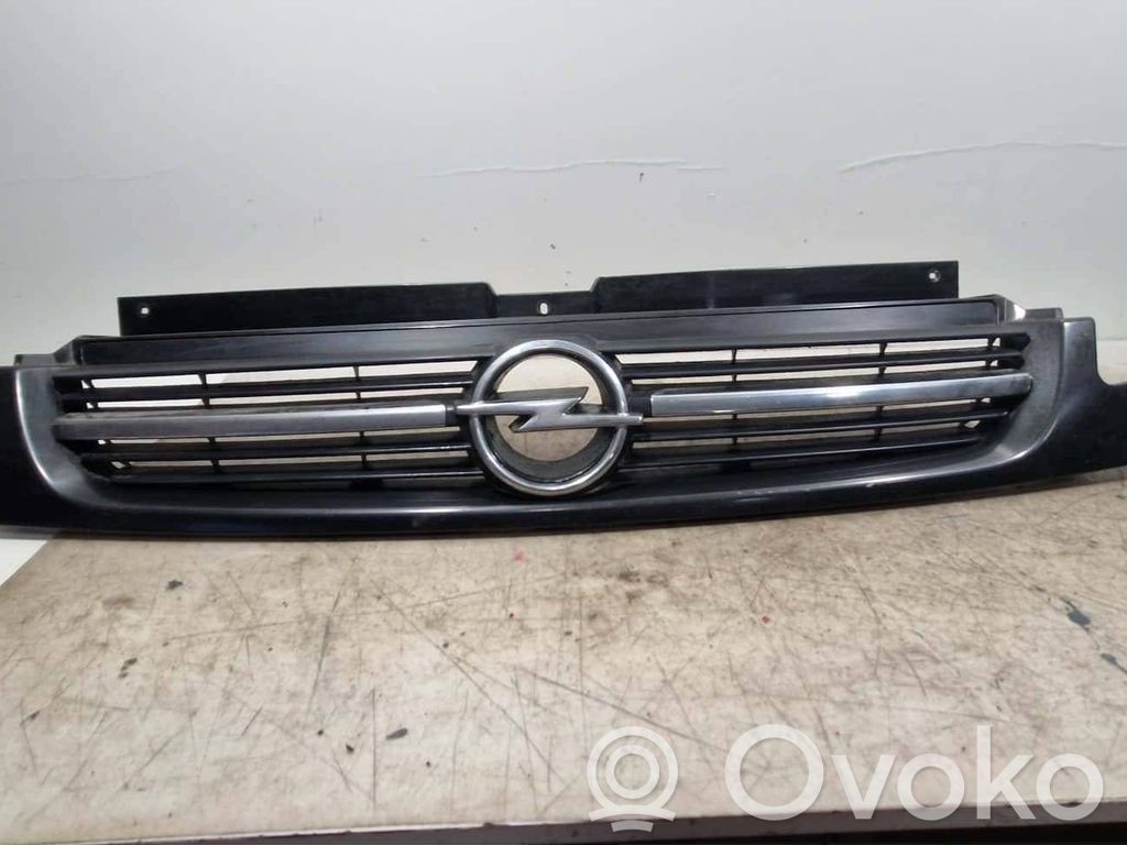 Opel Vivaro Front bumper upper radiator grill 
