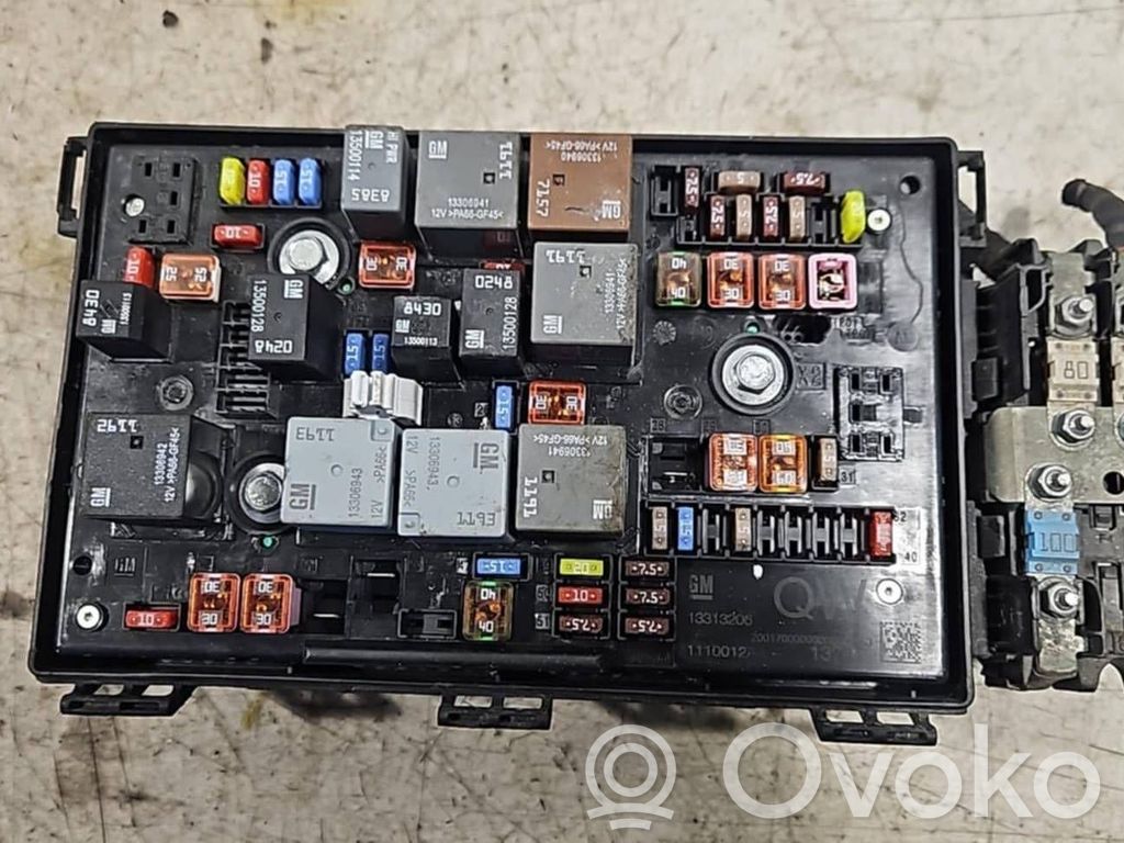 Opel Astra J Ramka / Moduł bezpieczników 