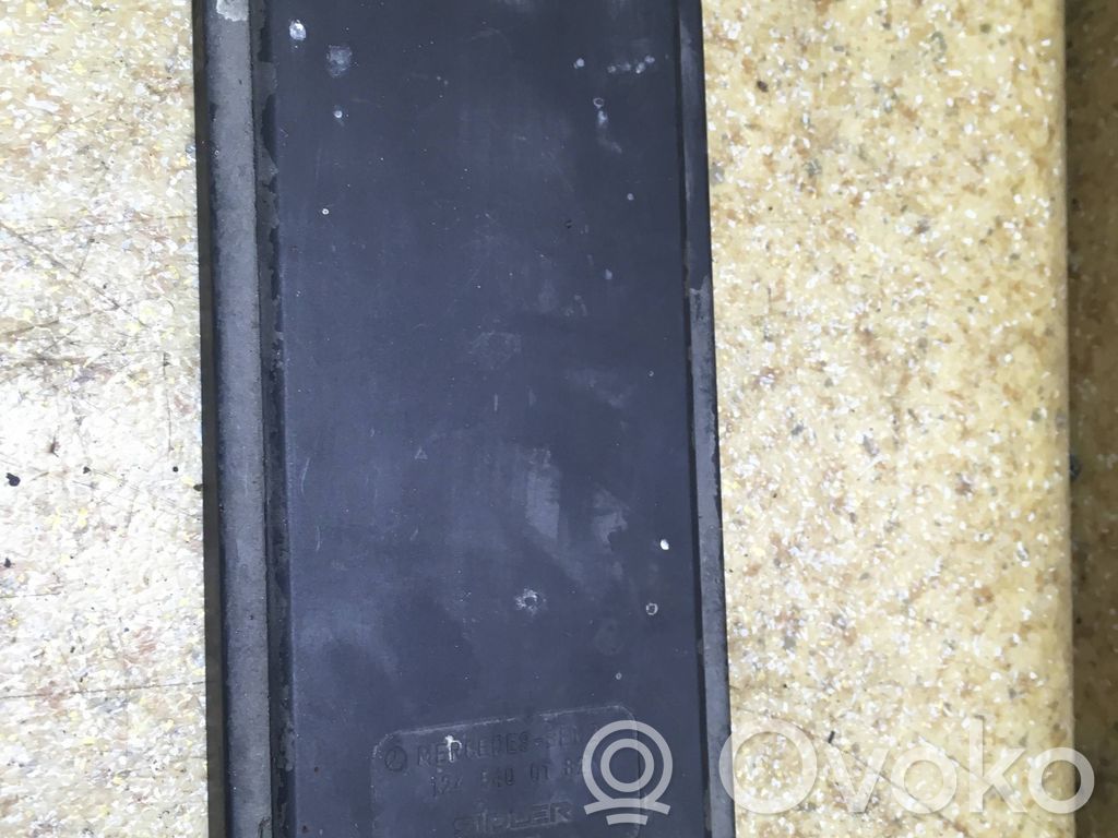 Mercedes-Benz E W124 Tapa de caja de fusibles 