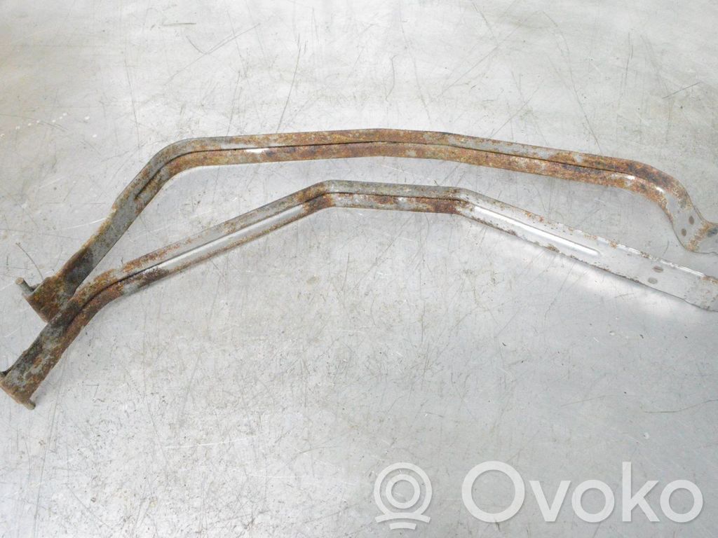 Fuel tank mounting bracket