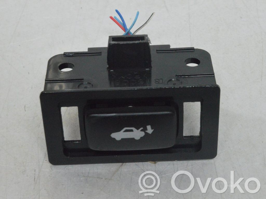 Tailgate/boot open switch button   15C081