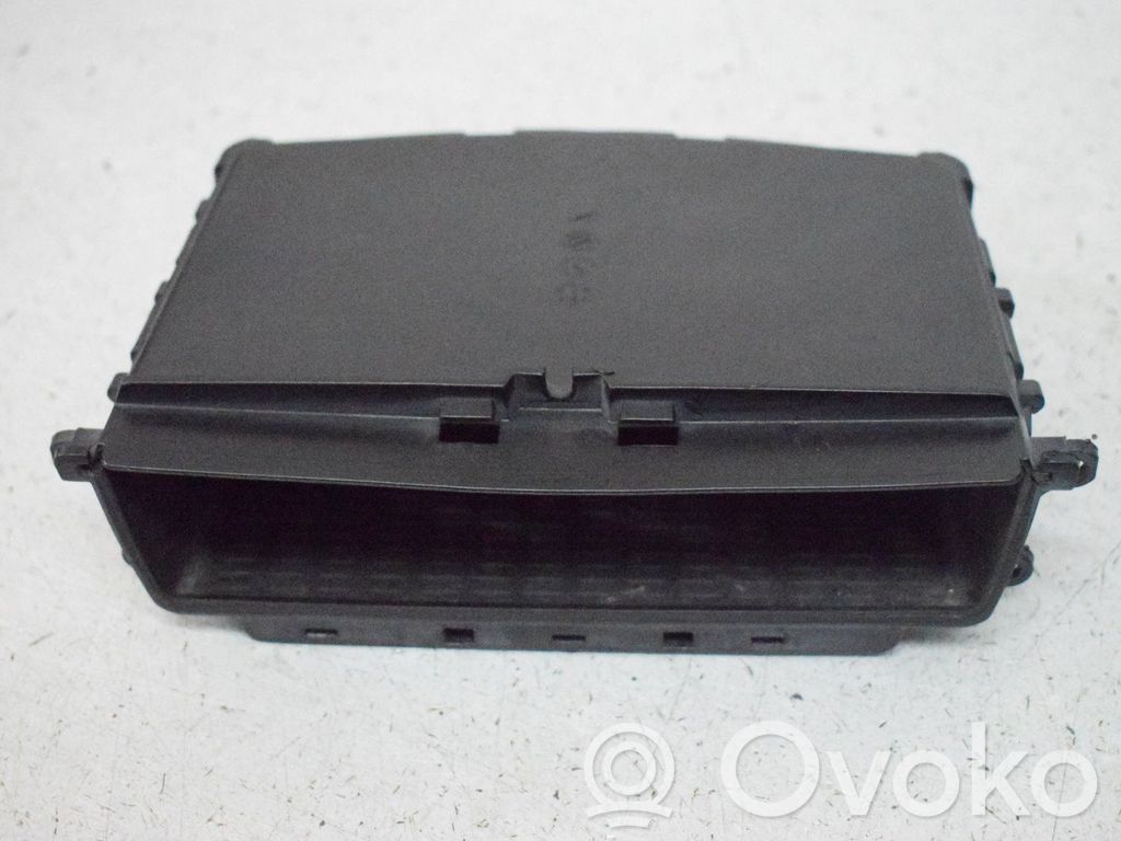 Glove box   52850610,514569139391