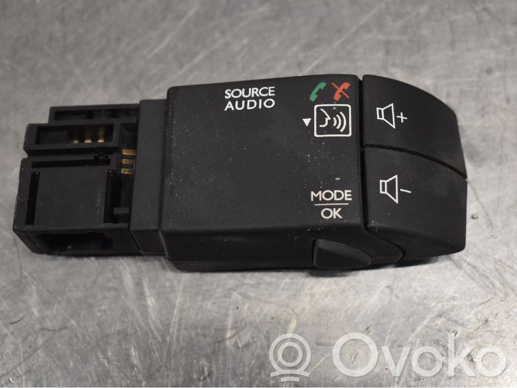 Opel Vivaro Butoane/comutatoare pe volan 