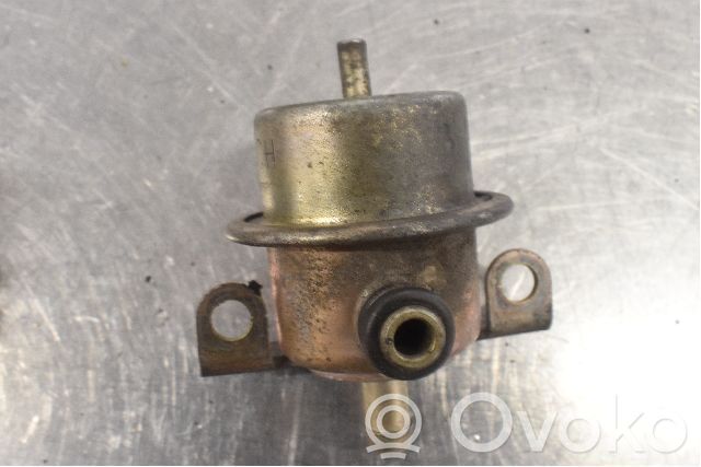 BMW 3 E30 Régulateur de pression de carburant 
