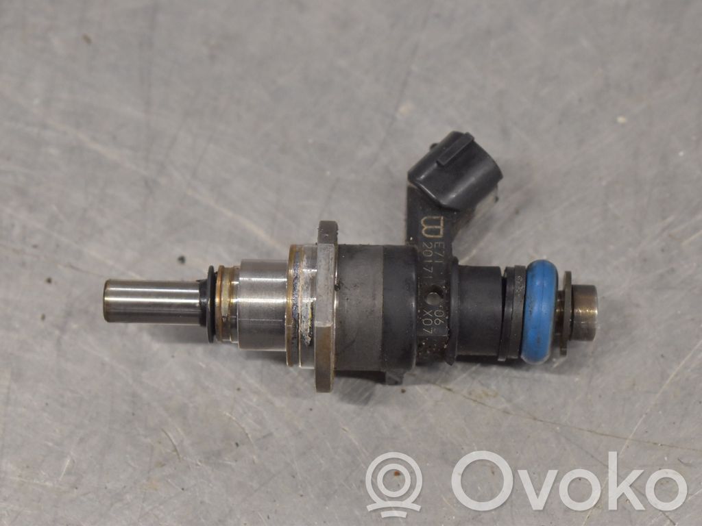 Inyector de combustible   E7T2017