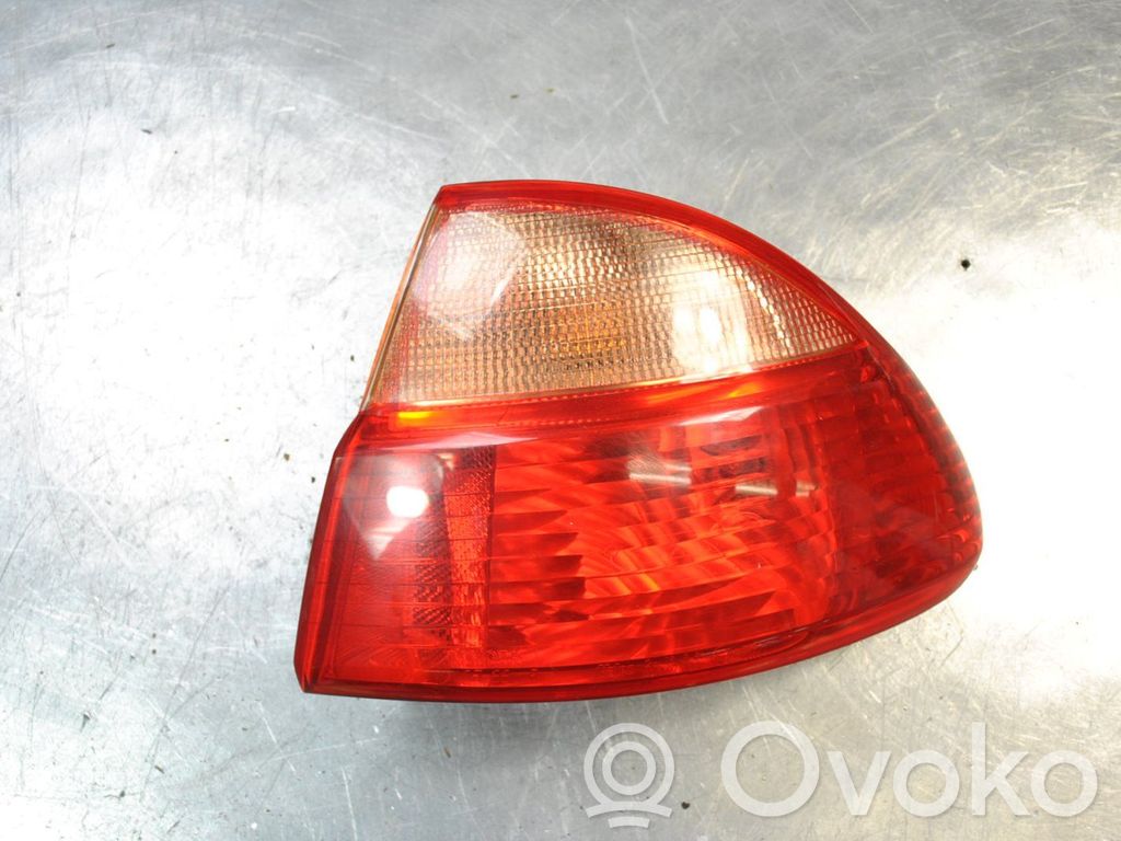 Toyota Avensis T220 Feux arrière / postérieurs 