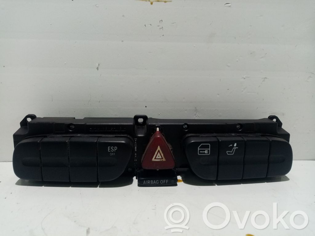 Mercedes-Benz C W203 Botón interruptor de luz de peligro 