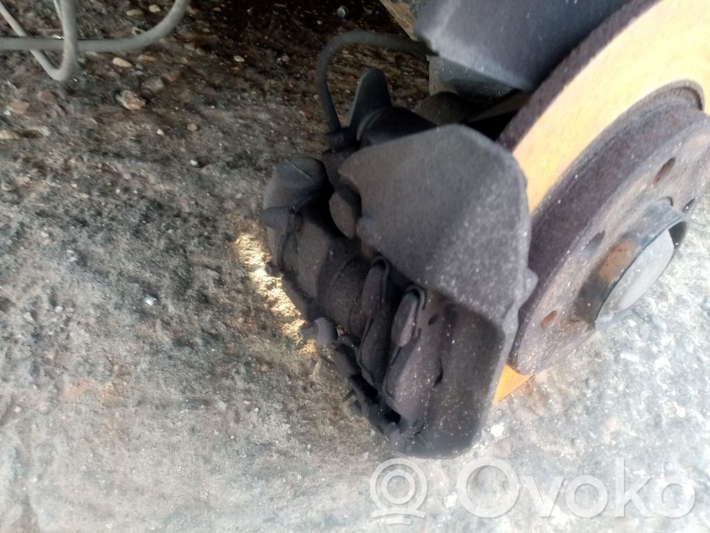 Citroen Xsara Jarrusatulan tyynyn pidike takana 