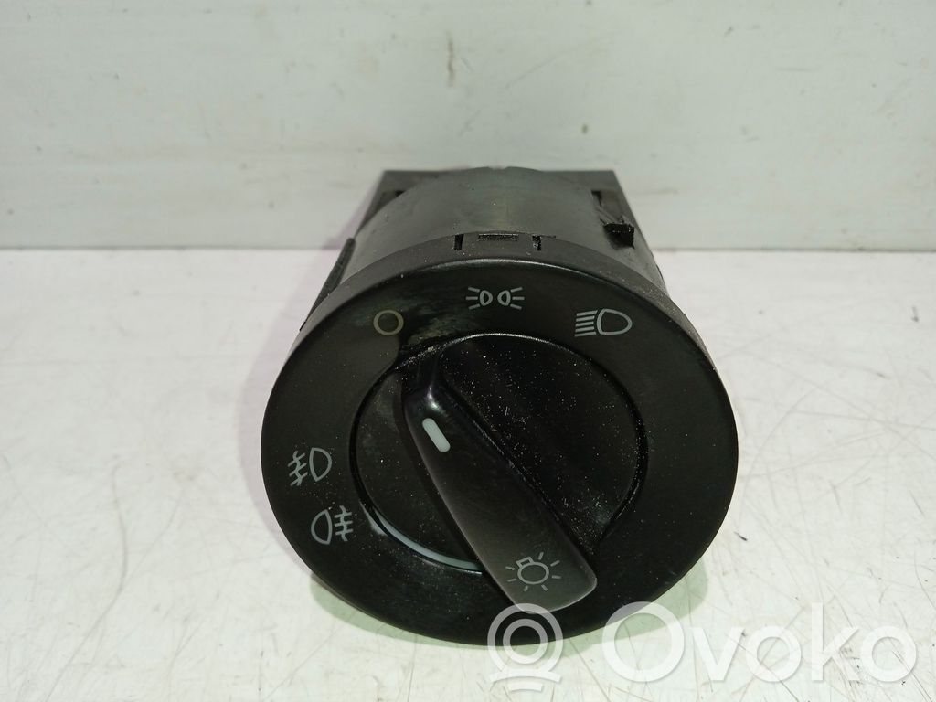 Interruptor de control del panel de luces   1U0941531D