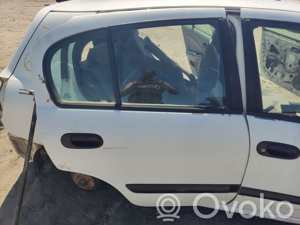 Nissan Almera N16 Puerta trasera 