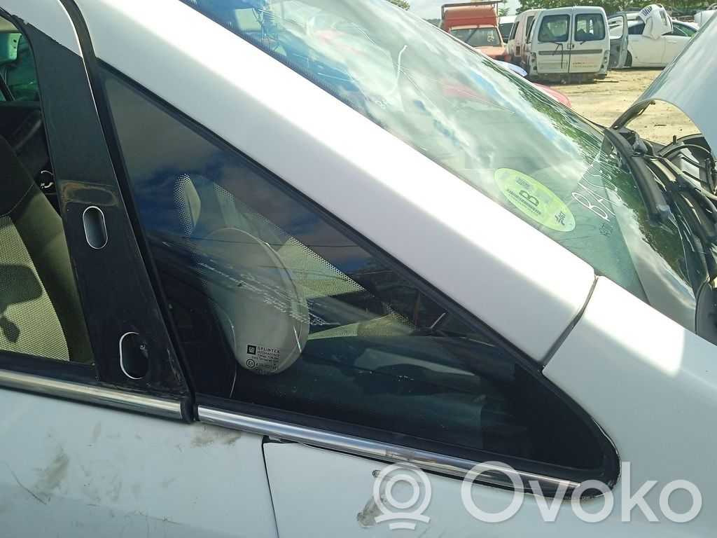Opel Zafira B Szyba przednia karoseryjna trójkątna 