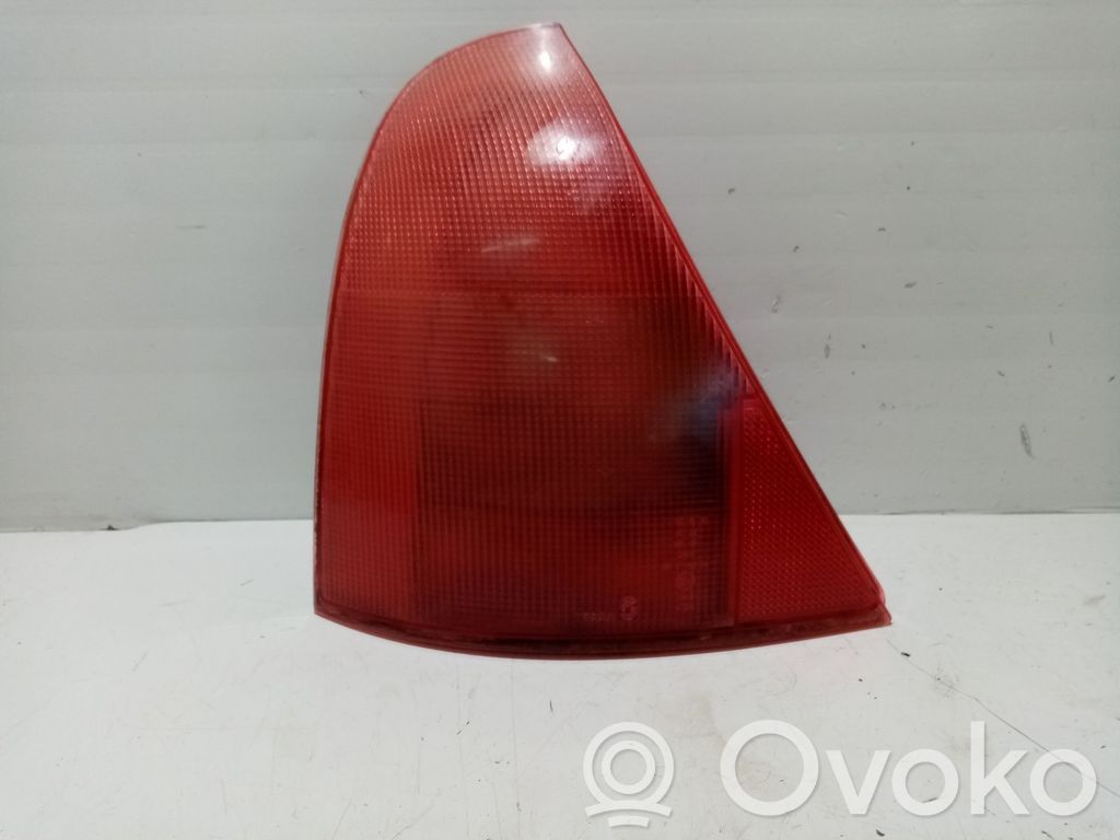 Renault Clio II Aizmugurējais lukturis virsbūvē 