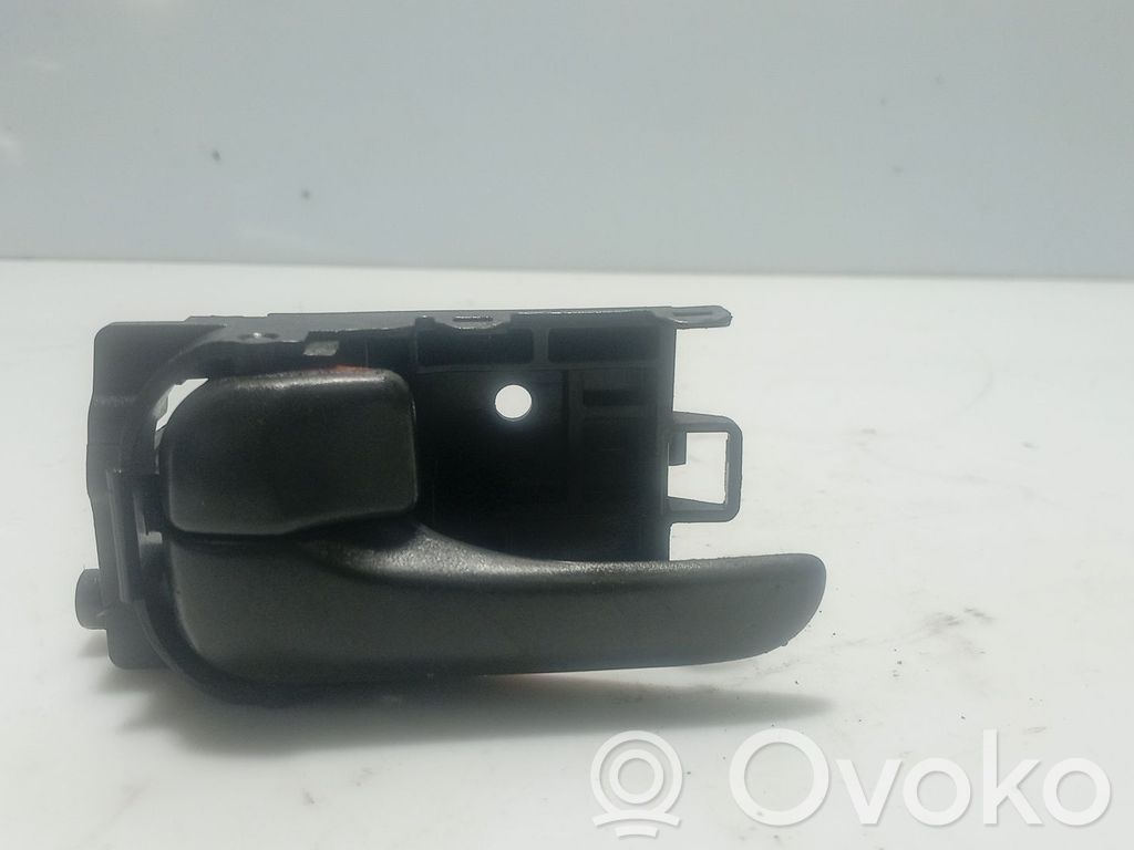 Nissan Almera N16 Manecilla interna puerta delantera
