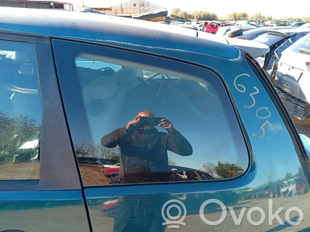 Rear side window   1382229