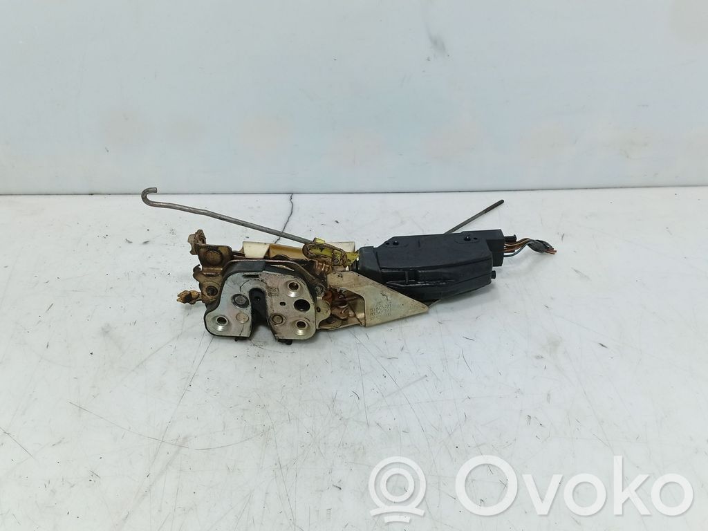 Opel Omega A Front door lock 