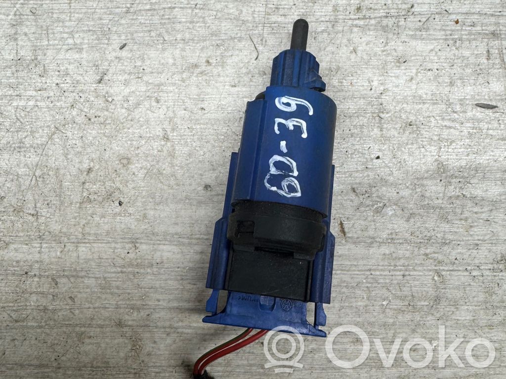 Volkswagen PASSAT B5 Interruttore del pedale del freno 