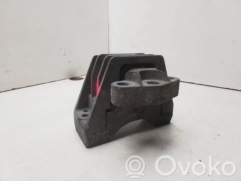Engine mount bracket   V05369