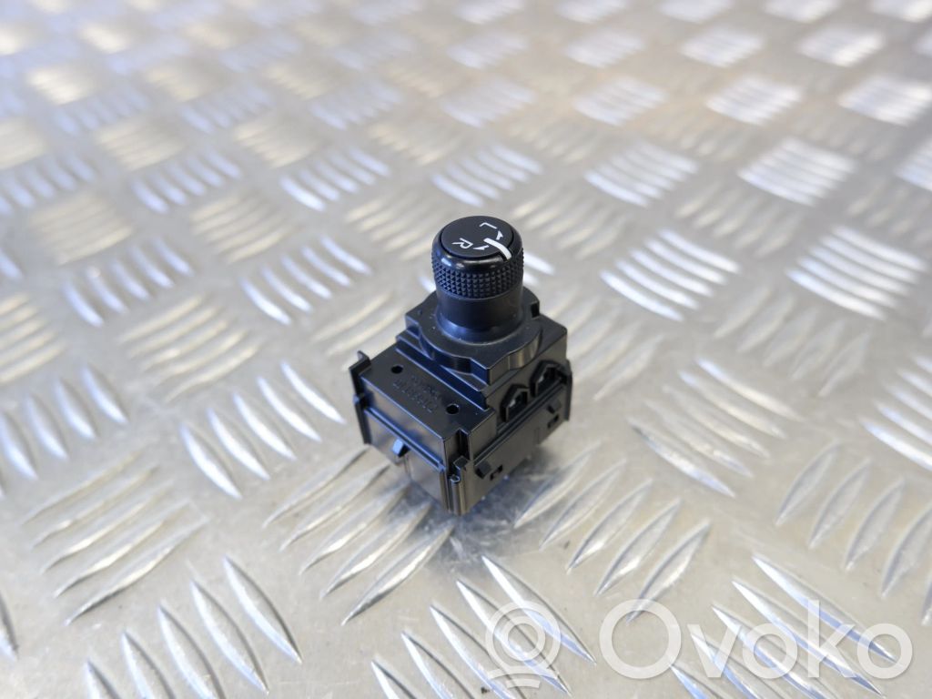 Toyota Yaris XP210 Wing mirror switch 