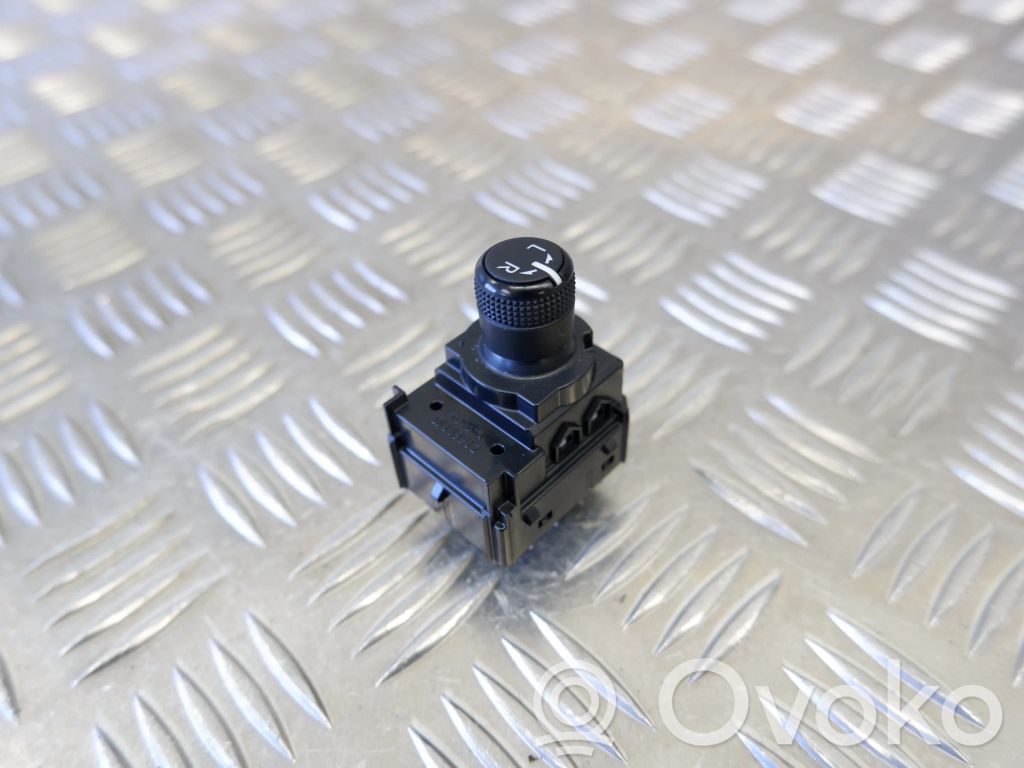 Toyota Yaris XP210 Wing mirror switch 