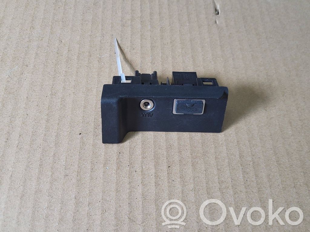 Volvo XC60 USB socket connector 