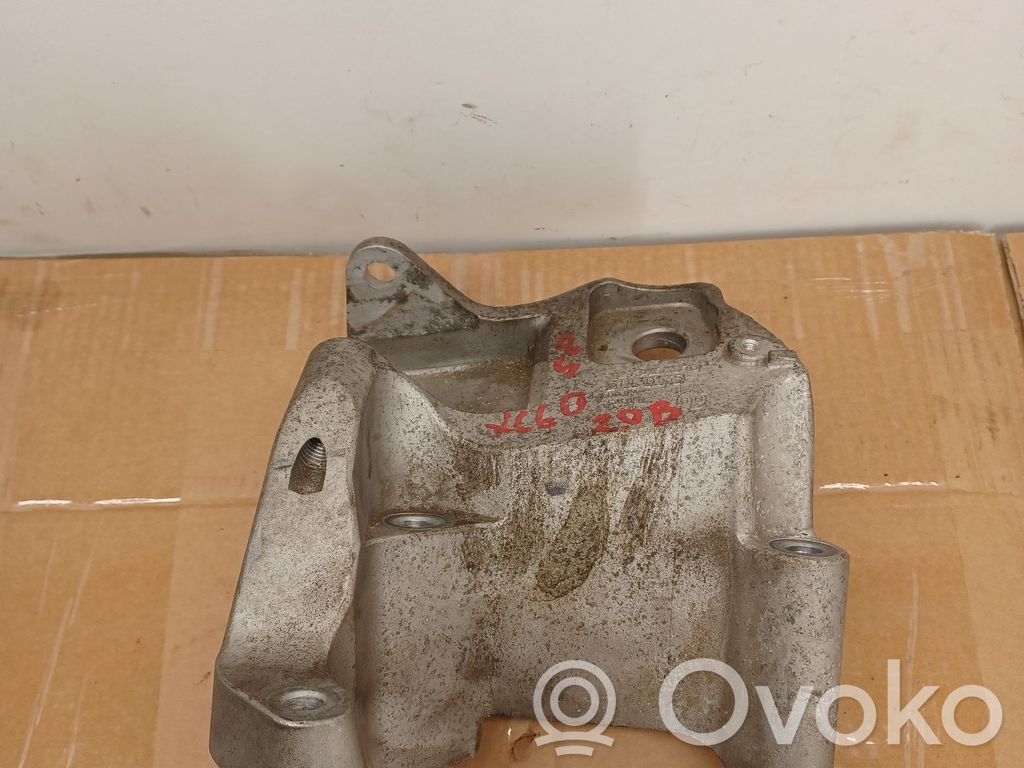 Volvo XC60 Engine mounting bracket 