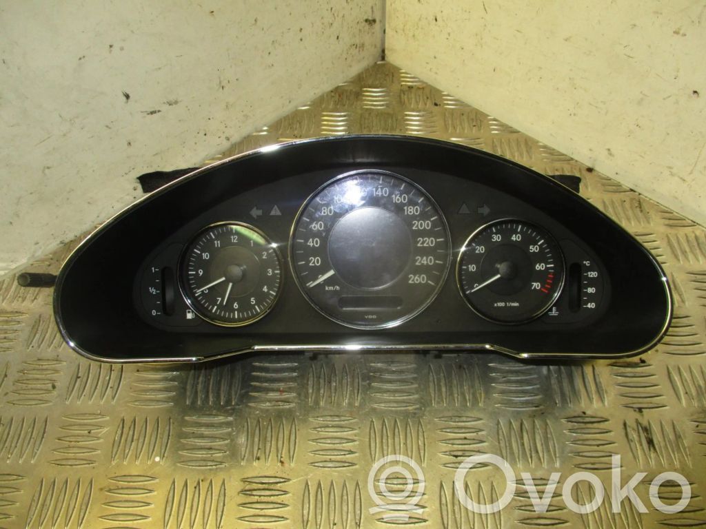 Mercedes-Benz CLS C219 Licznik / Prędkościomierz 