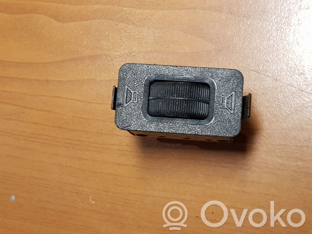 BMW 5 E28 Garso reguliavimo jungtukas 